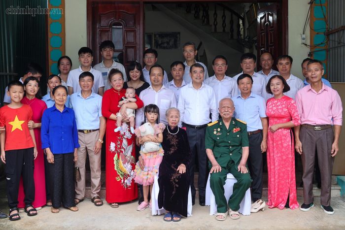 Thủ tướng chụp ảnh lưu niệm tại gia đình thương binh Phí Hương Dũng. (Ảnh: VGP)
