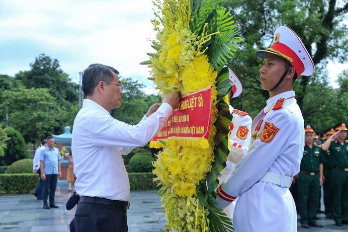 Thủ tướng dâng hoa tại Nghĩa trang Liệt sĩ Quốc gia A1. (Ảnh: VGP)