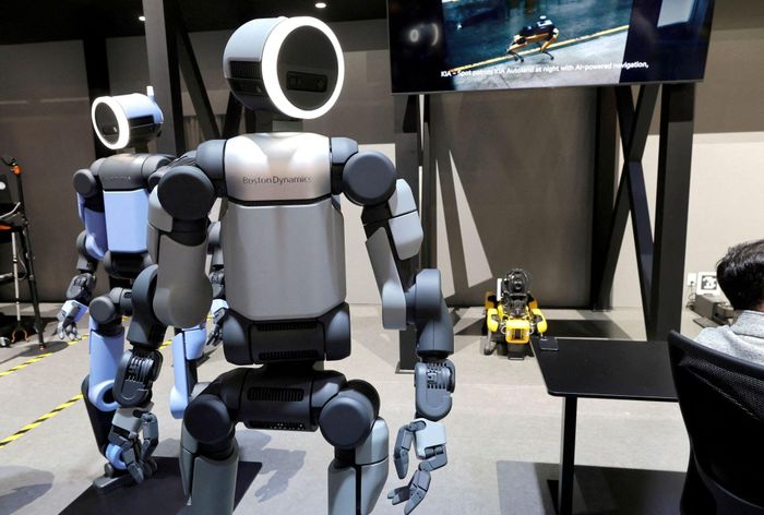 Robot hình người Atlas của Boston Dynamics được trưng bày tại gian hàng Hyundai Motor Group ở triển lãm CES 2026, Las Vegas (Mỹ). (Ảnh: Reuters)