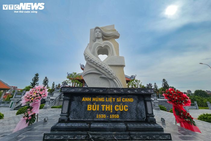 Năm 1952, Chủ tịch Hồ Chí Minh truy tặng bà Huân chương Độc lập hạng Ba cùng 6 chữ vàng “Sống anh dũng, chết vẻ vang”; đến năm 1995, bà được Nhà nước truy tặng danh hiệu Anh hùng Lực lượng vũ trang Nhân dân.