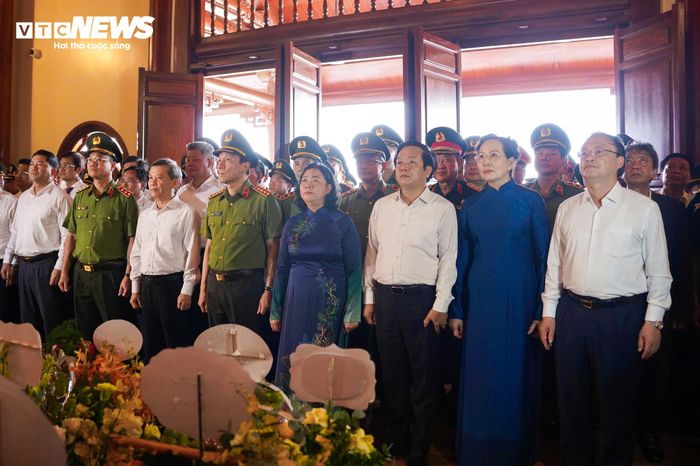 Trong không khí trang nghiêm, các đồng chí lãnh đạo Đảng, Nhà nước, Bộ Công an cùng các đại biểu đã dâng hương tưởng niệm Anh hùng liệt sĩ CAND Bùi Thị Cúc - nữ chiến sĩ Công an cách mạng bị địch bắt, tra tấn dã man nhưng vẫn một lòng trung kiên, quyết không khai báo cơ sở cách mạng và anh dũng hy sinh khi mới 20 tuổi.