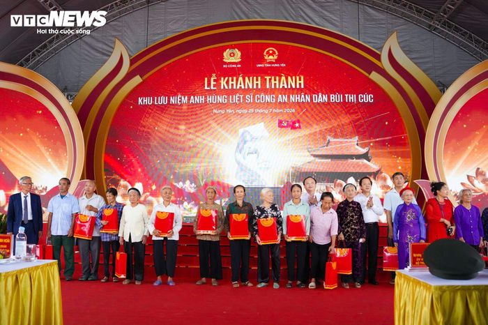 Nhân dịp này, các đồng chí lãnh đạo Đảng, Nhà nước và Bộ Công an đã trao 80 suất quà tặng người có công với cách mạng, thân nhân liệt sĩ, thương binh, bệnh binh và trẻ em có hoàn cảnh khó khăn trên địa bàn xã Xuân Trúc.