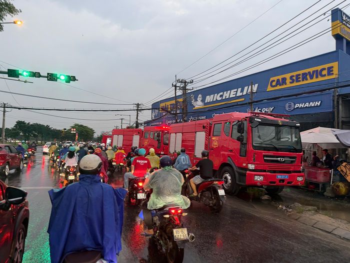 Xe chữa cháy của lực lượng Cảnh sát Phòng cháy, chữa cháy và Cứu nạn, cứu hộ được điều động đến hiện trường, triển khai dập lửa.