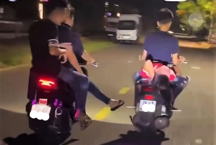 Hình ảnh nhóm 5 thanh thiếu niên cầm lái xe máy “diễn xiếc” trên đường (Ảnh: Cắt từ clip)