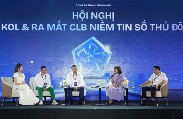 Các đại biểu trao đổi tại Hội nghị “Trọn niềm tin số - Kiế n tạo tương lai”. Ảnh Tiến Kim