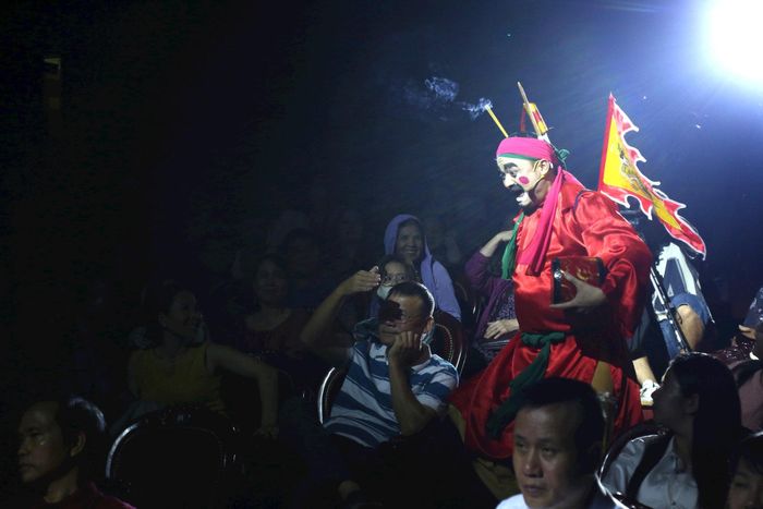 Nghệ sĩ trực tiếp xuống sân khấu giao lưu với khán giả, tạo không khí gần gũi, tăng sức hấp dẫn cho chương trình. Ảnh: Vi Giáng
