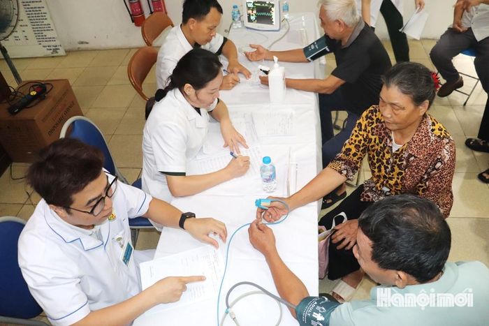 Đội ngũ y, bác sĩ Bệnh viện Bỏng Quốc gia Lê Hữu Trác khám, tư vấn sức khỏe cho người có công. Ảnh: Tuấn Điệp