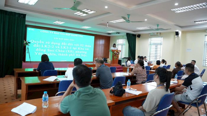 Quang cảnh buổi đấu giá. Ảnh: PT