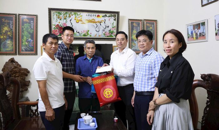 Bí thư Đảng ủy, Chủ tịch HĐND xã Tam Hưng Bùi Văn Sáng cùng các đồng chí lãnh đạo địa phương thăm, tặng quà người có công tiêu biểu trên địa bàn. Ảnh: Tuyết Tuyết