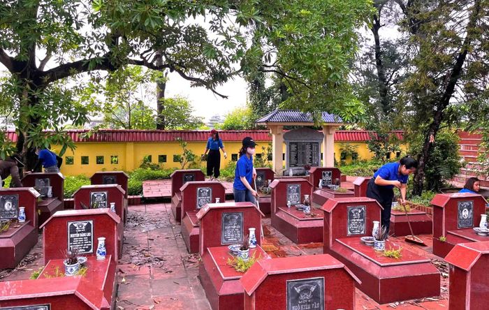 Tuổi trẻ xã Tam Hưng chỉnh trang khuôn viên nghĩa trang. Ảnh: TN