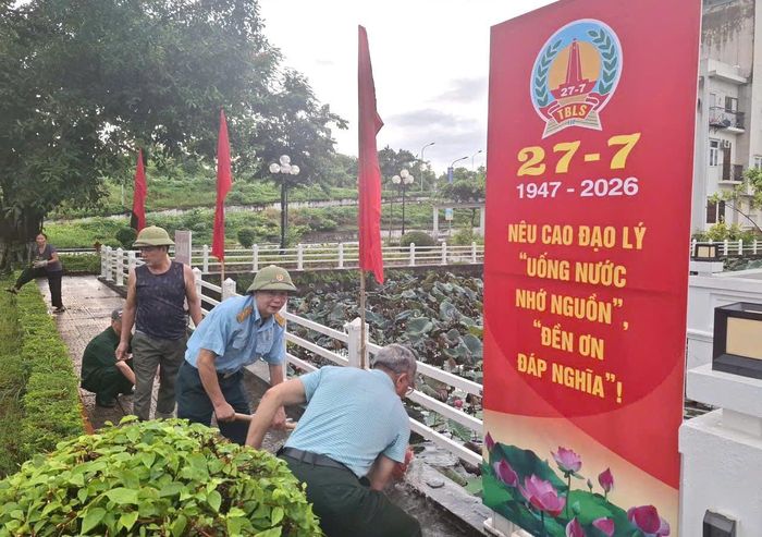 Hội viên cựu chiến binh tham gia chỉnh trang khuôn viên khu tưởng niệm. Ảnh: PV