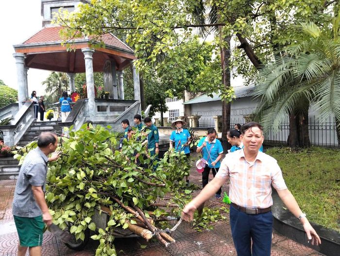 Các lực lượng tham gia dọn dẹp, chỉnh trang khuôn viên khu tưởng niệm. Ảnh: PV