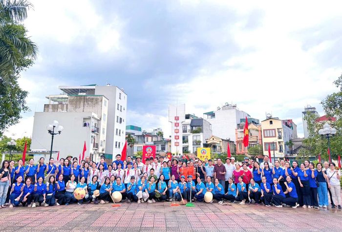 Đợt ra quân chỉnh trang các công trình tưởng niệm thu hút đông đảo các lực lượng trên địa bàn phường Việt Hưng tham gia. Ảnh: PV