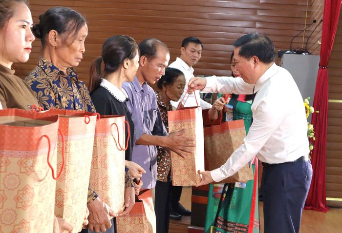 Phó Trưởng ban Nội chính Thành ủy Hà Nội Trần Văn Khảm trao quà cho các hộ có hoàn cảnh khó khăn. Ảnh: NM
