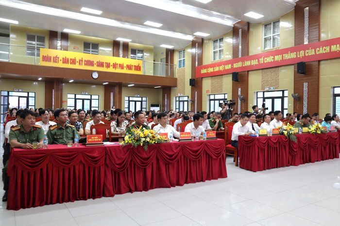 Đại biểu và nhân dân dự hội nghị. Ảnh: NM