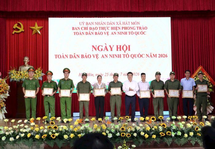 Lãnh đạo xã Hát Môn khen thưởng các tập thể cá nhân có thành tích trong thực hiện phong trào. Ảnh: NM
