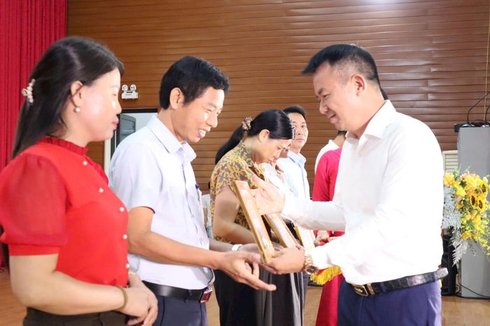 Lãnh đạo xã Hát Môn trao khen thưởng các tập thể có thành tích trong thực hiện phong trào. Ảnh: NM