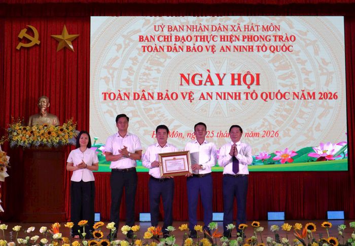Đảng bộ, chính quyền và nhân dân xã Hát Môn nhận Bằng khen của UBND thành phố do có thành tích xuất sắc trong phong trào Toàn dân bảo vệ an ninh Tổ quốc. Ảnh: NM