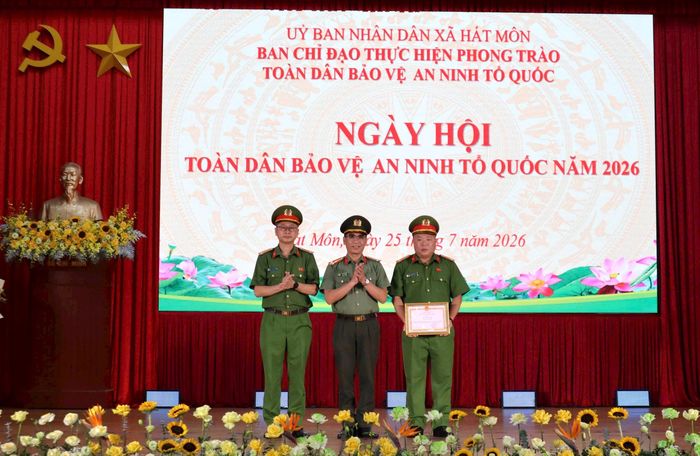 Công an thành phố Hà Nội tặng Giấy khen cho Công an xã Hát Môn do có thành tích trong phong trào bảo vệ an ninh Tổ quốc. Ảnh: NM