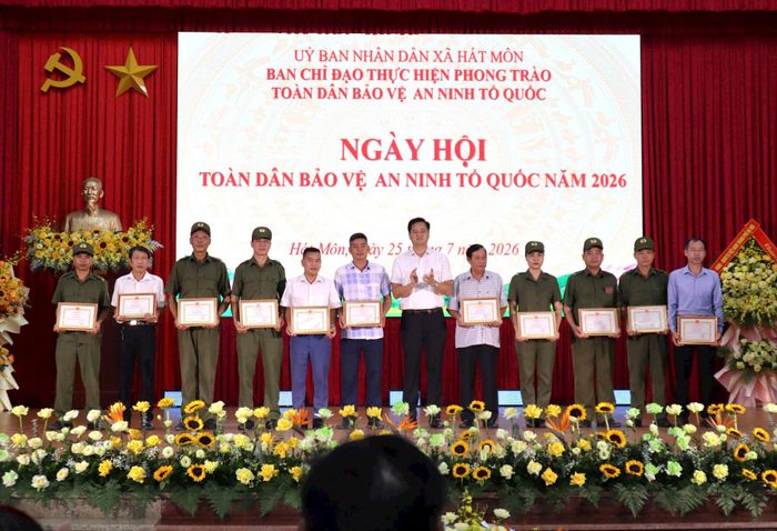 Lãnh đạo xã Hát Môn khen thưởng các tập thể cá nhân có thành tích trong thực hiện phong trào. Ảnh: NM