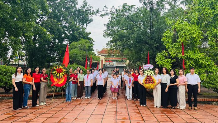 Những bài học về lịch sử và lòng yêu nước được viết nên từ chính những hành trình tri ân ý nghĩa.