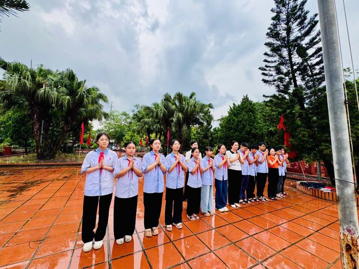 Phút mặc niệm trang nghiêm nhắc nhở các thế hệ hôm nay về giá trị của hòa bình được đánh đổi bằng sự hy sinh của cha anh.