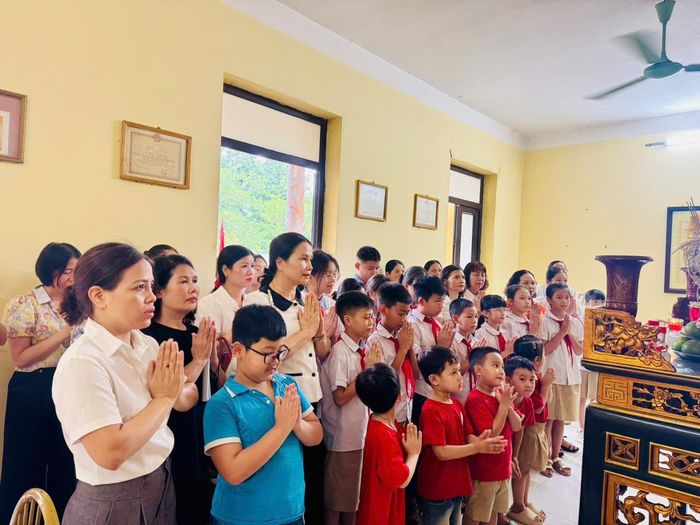 Lòng biết ơn được vun đắp từ những trải nghiệm, để truyền thống "Uống nước nhớ nguồn" lan tỏa trong mỗi học sinh.