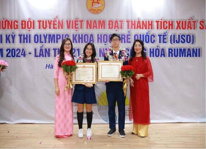 Hai học sinh cùng Ban lãnh đạo nhà trường, nhân dịp nhận Giấy khen của Giám đốc Sở Giáo dục và Đào tạo Hà Nội về thành tích giành Huy chương bạc tại kỳ thi IJSO 2024. Ảnh: NTCC