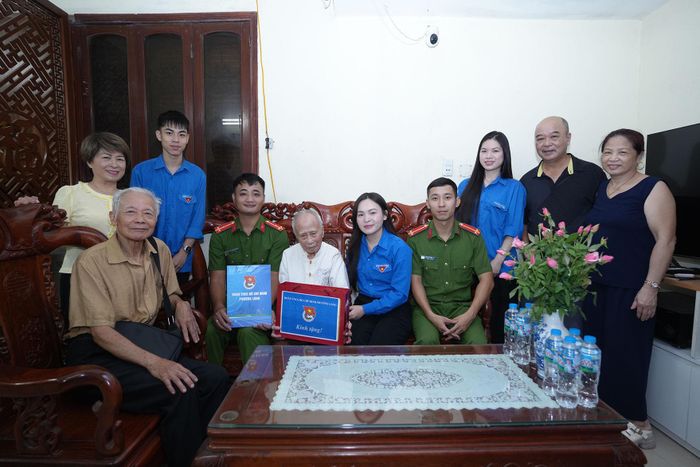 Tuổi trẻ phường Láng đến thăm gia đình cựu thanh niên xung phong như một cách vừa tri ân thế hệ đi trước, vừa giáo dục, bồi đắp lý tưởng cách mạng. Ảnh: Phạm Mạnh