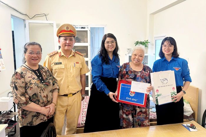 Những món quà ý nghĩa được trao tặng tới tận tay các cựu thanh niên xung phong - những nhân chứng lịch sử đã dành cả thanh xuân giành độc lập cho dân tộc.