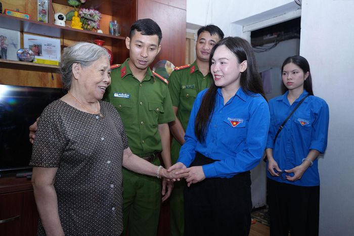 Bà Phạm Thị Thông hạnh phúc kể lại cho lớp thanh niên phường Láng về thời trẻ khi mới 13 tuổi bà đã xung phong ra chiến trường làm "anh nuôi". Ảnh: Phạm Mạnh
