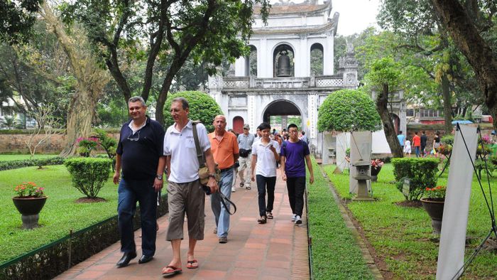 Thành phố Hà Nội đang nỗ lực thực hiện mục tiêu trở thành điểm đến an toàn, thân thiện và hấp dẫn đối với bạn bè quốc tế. Ảnh: PV