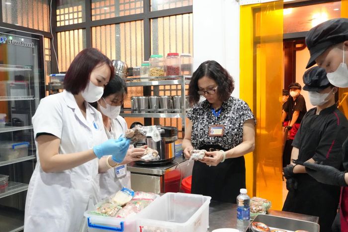 Đoàn kiểm tra liên ngành phường Phú Diễn kiểm tra, hướng dẫn công tác an toàn thực phẩm trên địa bàn. Ảnh: PV
