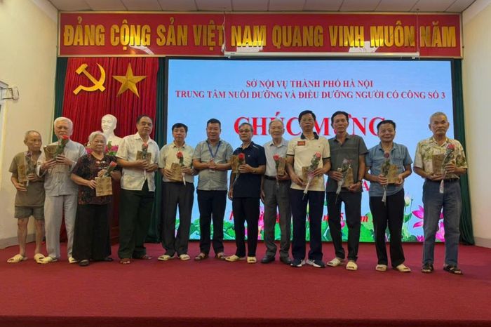 Tổ chức sinh nhật cho đại biểu người có công đến điều dưỡng tại Trung tâm. Ảnh: Mạnh Bách
