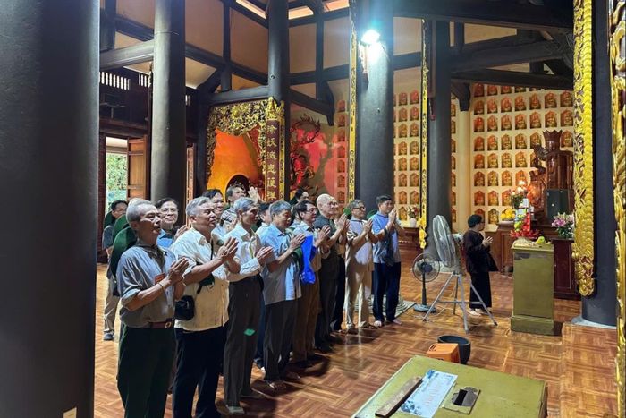 Người có công được Trung tâm tổ chức đi tham quan di tích lịch sử. Ảnh: Mạnh Bách