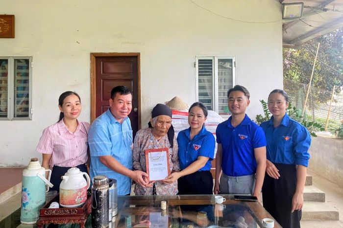 Giám đốc Trung tâm Nguyễn Văn Thu cùng Đoàn Thanh niên Cộng sản Hồ Chí Minh của Trung tâm thăm và tặng quà mẹ liệt sĩ là bà Nguyễn Thị Gái ở thôn Nghĩa Sơn, xã Đoàn Phương, Hà Nội. Ảnh: Mạnh Bách