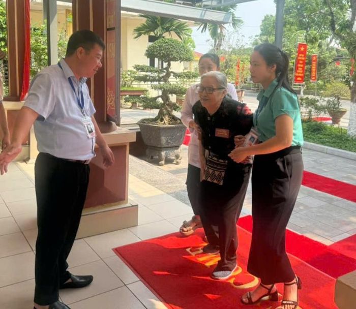 Giám đốc Trung tâm Nguyễn Văn Thu trực tiếp đón người có công về điều dưỡng tại Trung tâm. Ảnh: Mạnh Bách