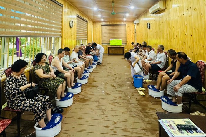 Mỗi đợt đến điều dưỡng tại Trung tâm, người có công được áp dụng các liệu pháp y học cổ truyền chăm sóc sức khỏe. Ảnh: Mạnh Bách