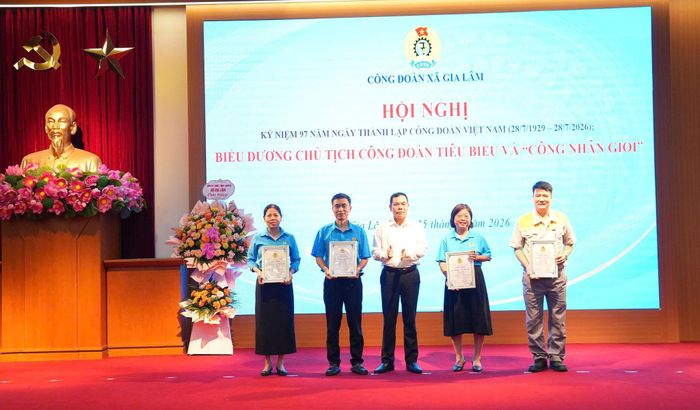 Biểu dương Chủ tịch Công đoàn cơ sở tiêu biểu. Ảnh: P.V