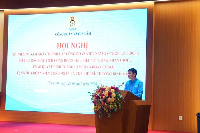 Chủ tịch Công đoàn xã Gia Lâm Nguyễn Xuân Trường đọc diễn văn ôn lại truyền thống 97 năm xây dựng và phát triển của Công đoàn Việt Nam. Ảnh: P.V