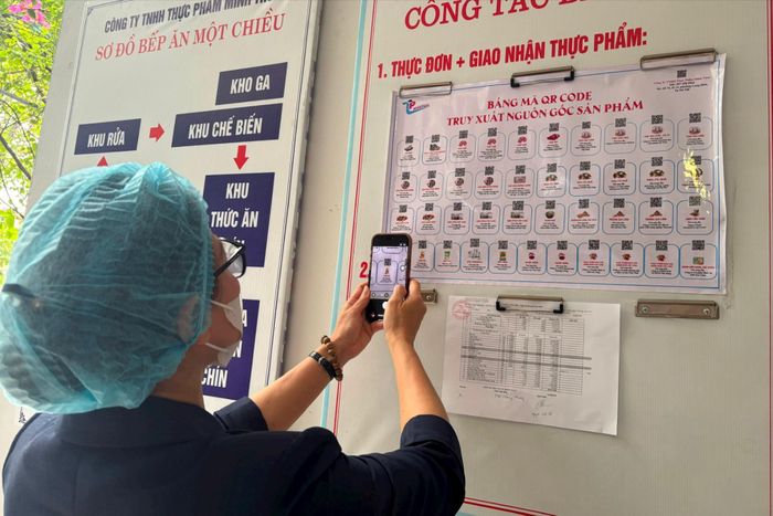 Mã QR truy xuất nguồn gốc sản phẩm được một số trường học công bố công khai để phụ huynh tiện theo dõi, giám sát. Ảnh: Vân Hà