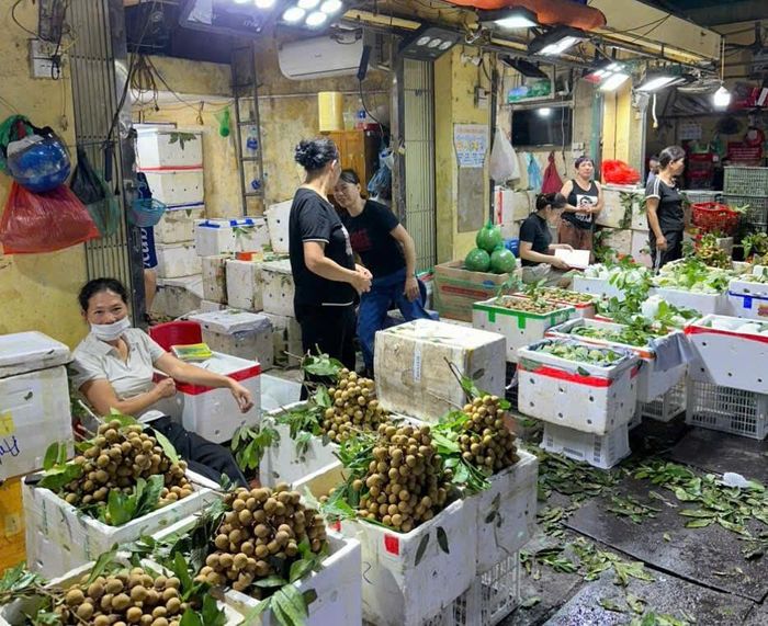 Sau phiên chất vấn, phường Hồng Hà đã có nhiều chỉ đạo nhằm siết chặt quản lý, tăng cường kiểm tra an toàn thực phẩm tại chợ Long Biên. Ảnh chụp tối 24-7. Ảnh: Hồng Thái