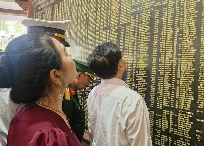 Người dân, du khách bày tỏ lòng thành kính, tri ân sâu sắc các anh hùng liệt sĩ nơi Ngã ba Đồng Lộc. Ảnh: PV