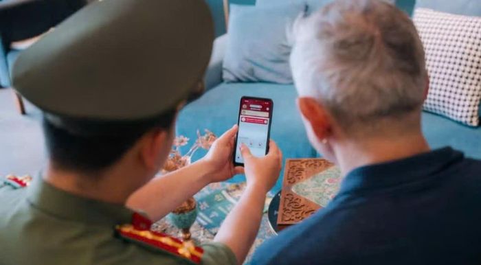 Công an phường Tây Hồ hướng dẫn người nước ngoài cư trú trên địa bàn khai báo lưu trú trên ứng dụng VNeID. Ảnh: Công an phường cung cấp