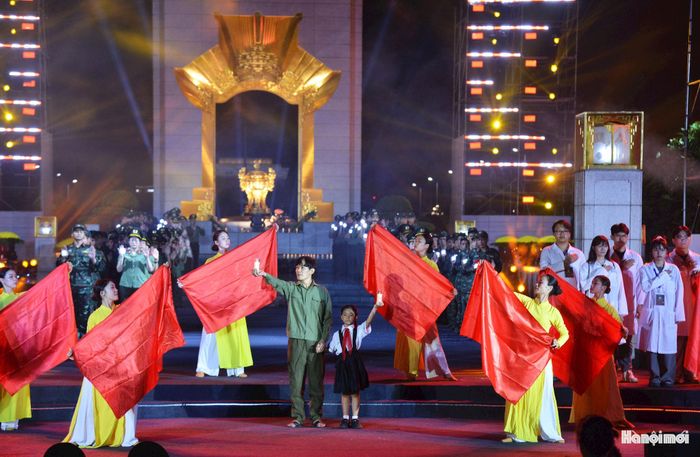 Bên cạnh sự tham gia của nhiều nghệ sĩ nổi tiếng, điểm nhấn của chương trình là sự xuất hiện của các cựu chiến binh, thương binh, bệnh binh và những người lính đang trực tiếp thực hiện nhiệm vụ rà phá bom mìn, tìm kiếm, quy tập hài cốt liệt sĩ.