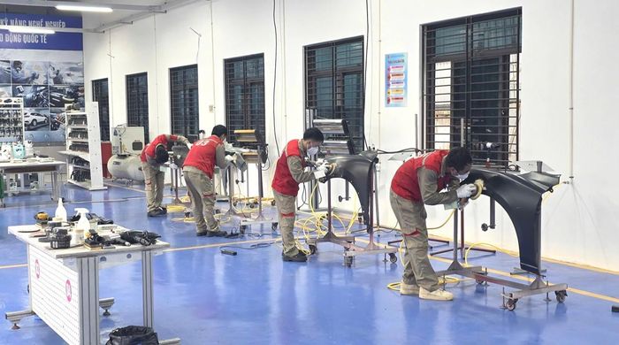 Các ứng viên tham gia kỳ đánh giá ở phần thực hành. Ảnh: Lê Nguyễn