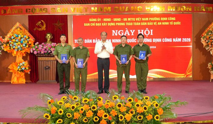 Phường Định Công trao quà tặng cho thương binh, gia đình liệt sĩ, con thương binh và gia đình có công với cách mạng. Ảnh: Huy Hoàng