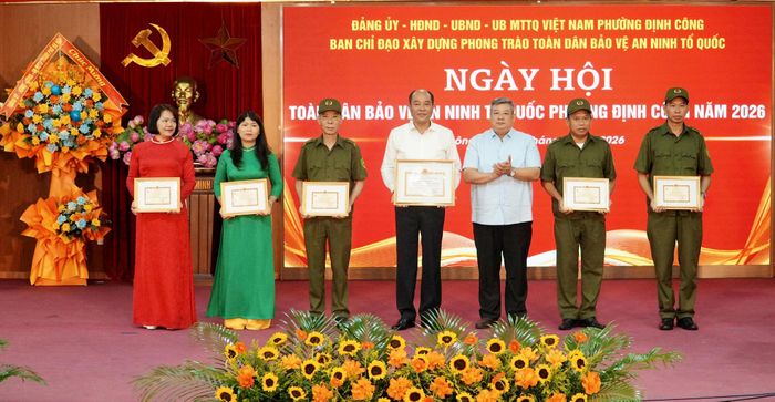 Phường Định Công được nhận Bằng khen của UBND thành phố Hà Nội và 5 cá nhân được trao Kỷ niệm chương “Vì sự nghiệp bảo vệ an ninh Tổ quốc”. Ảnh: Huy Hoàng