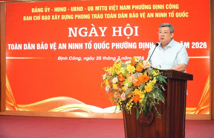 Bí thư Đảng ủy, Chủ tịch HĐND phường Định Công Nguyễn Quang Trung phát biểu chỉ đạo tại ngày hội. Ảnh: Huy Hoàng