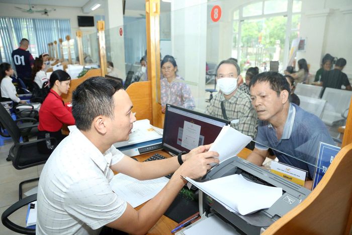 Người dân thực hiện giải quyết thủ tục hành chính. Ảnh: Phạm Hùng